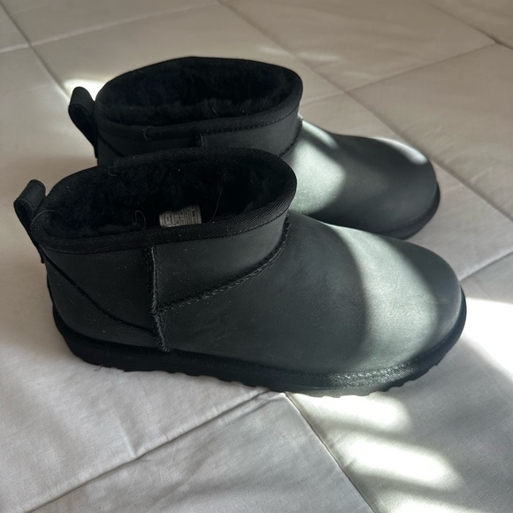 UGG Ultra Mini Black Boots Sz 7 - Picture 4 of 9